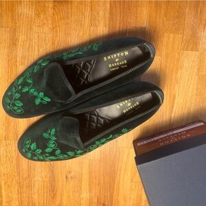 Shipton & Heneage Green Ivy Motif Embroidered Velvet slipper